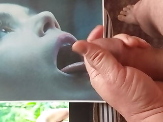 자위 Cumming in Kiernan Shipka's Mouth