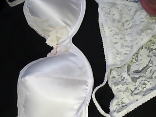 Masturbace Cumming on Sister in Law's Pretty Bra and Panties