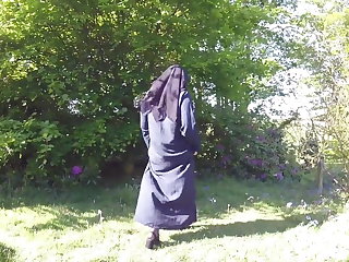 ナイロン Muslim in burqa and stockings – flashing outdoors